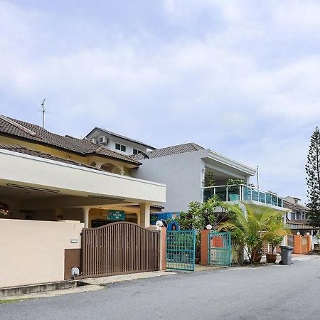Oyo Home 90229, 3 Little Birds Homestay 4Bhk ملقا المظهر الخارجي الصورة